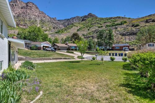 Mountainside Lovers Oasis with Deck Walk to Trails! - image 11
