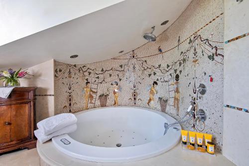 room detail thumbnail 2