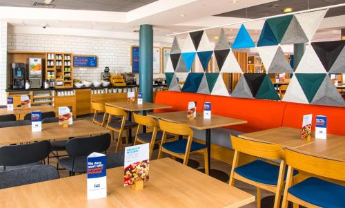 Holiday Inn Express Burton on Trent an IHG Hotel - main image