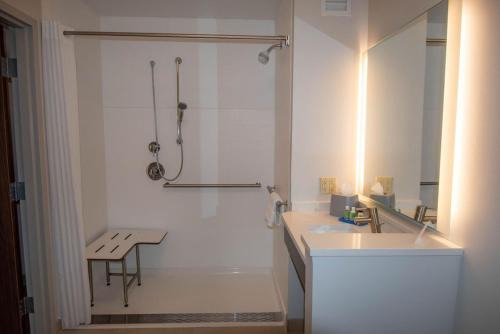 King Room - Hearing Accessible - Roll-in Shower