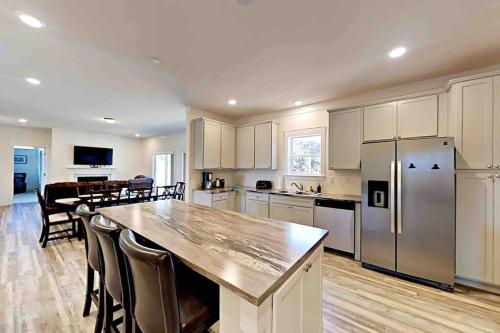 Serenity Views Luxury - Close to City & Parkway! in Weaverville, USA