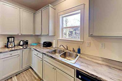 Serenity Views Comfort - Close to City & Parkway! in Marion (NC)