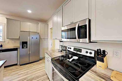 Serenity Views Comfort - Close to City & Parkway! in Marion (NC)