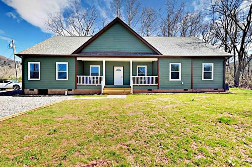 Serenity Views Luxury - Close to City & Parkway! in Marion (NC)