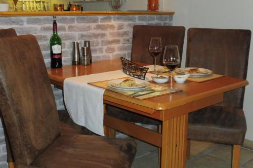 Essen und Erfrischungen, Exklusive Ferienwohnung 'Agger-Blick' mit großer Seeblick-Terrasse & Sauna in Gummersbach