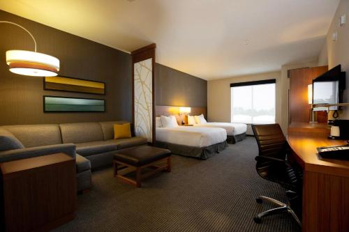 2 queen beds, 1 sofa bed