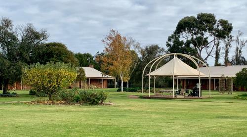 Coonawarra Place Motor Inn - Tap to explore photos