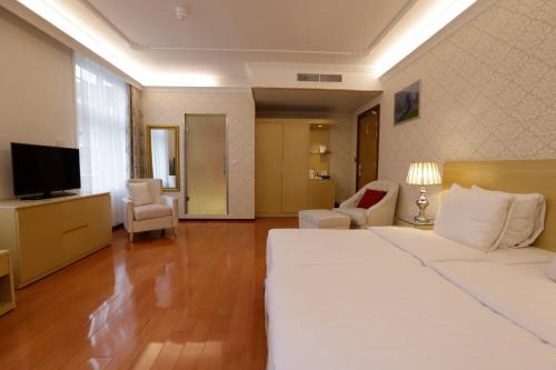 Deluxe Twin Room with Balcony image 2