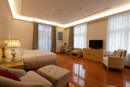 Deluxe Twin Room with Balcony image 4
