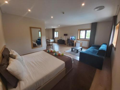 1 double bed, 2 twin beds