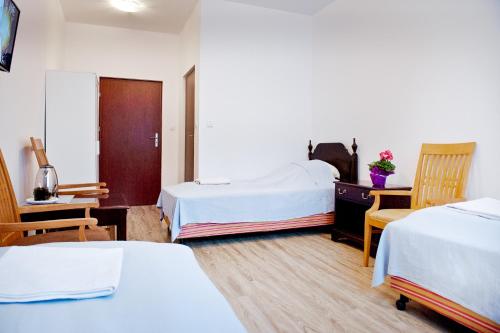 3 twin beds