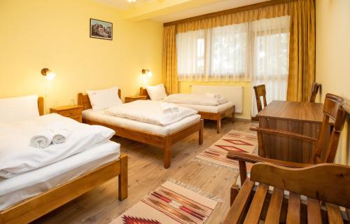 3 twin beds