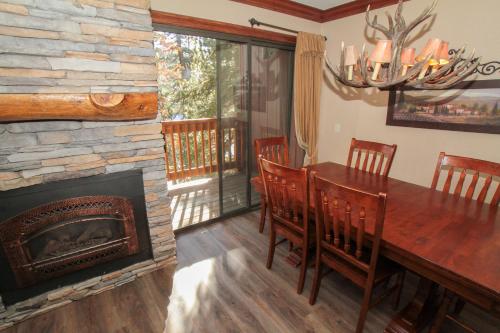 Mammoth Ski & Racquet Club #34 detail