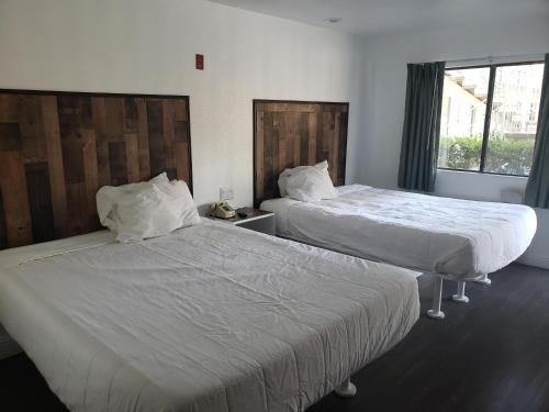 2 queen beds