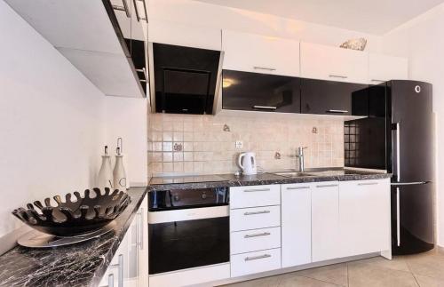 Luxury Apartment Black&White with Pool - image 12