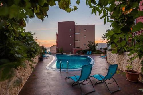 Luxury Apartment Black&White with Pool - image 13