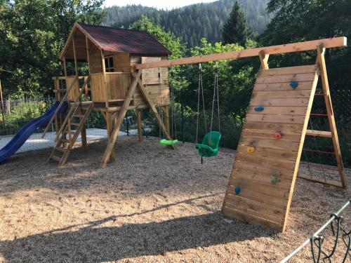 Oprema, Apartmány pod lanovkou (Apartmany pod lanovkou) in Za Rekou