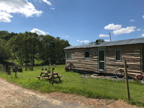 Yeovil Accomodation Business & Pleasure, 2 dble Bedrooms, Bathroom en-suite, Kitchen, Lounge, Diner, Garden, 365 acres Forest & Streams, Workers huts available with lrge Van parking