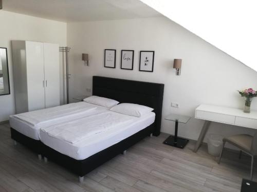 1 queen bed, 1 twin bed