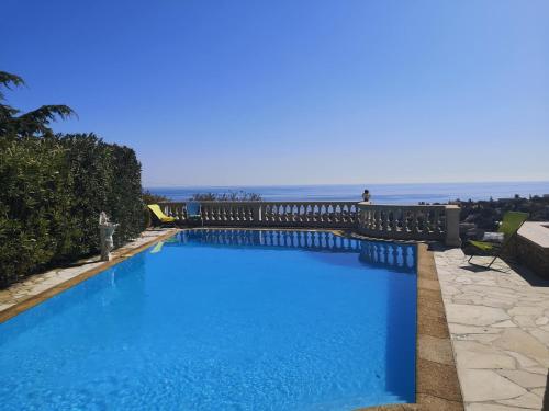 Villa ANTINEA, A SAINT AYGULF, PISCINE PRIVEE, VUE MER PANORAMIQUE – khách sạn tại Saint Aygulf