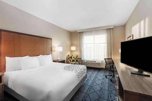 La Quinta Inn & Suites by Wyndham Kansas City Beacon Hill, Канзас-Сити (фото 6)