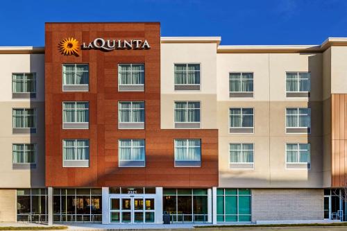 La Quinta Inn & Suites by Wyndham Kansas City Beacon Hill, Канзас-Сити (фото 9)