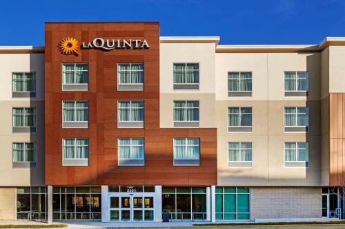 La Quinta Inn & Suites by Wyndham Kansas City Beacon Hill - image 10
