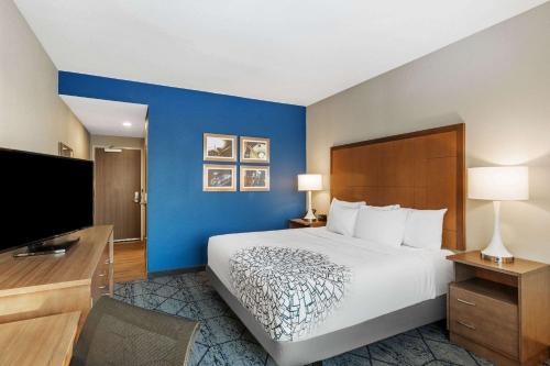 La Quinta Inn & Suites by Wyndham Kansas City Beacon Hill - image 14