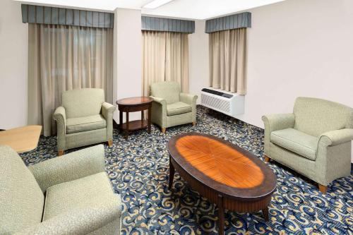 Super 8 by Wyndham Hattiesburg South - image 5