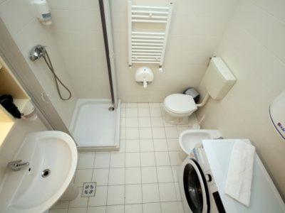 One-Bedroom Apartment image 4