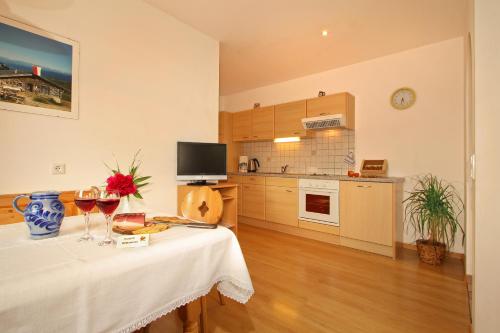 2 bedrooms, 3 beds