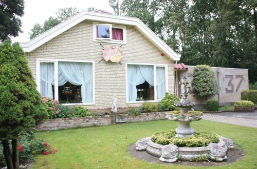 Vista exterior, B&B Luttelhof, de goedkoopste in de regio ! in Leeuwarden