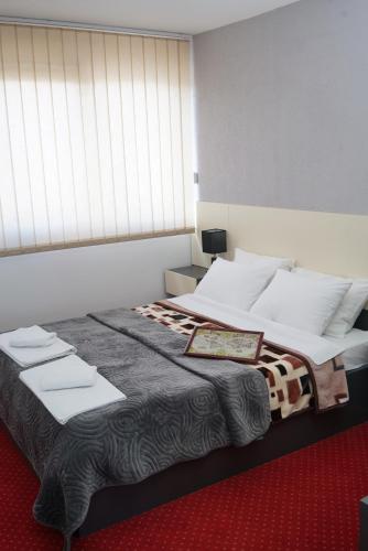 Κρεβάτι, Rooms S&S Milicevic u strogom centru Aleksandrovca in Αλεκσάντροβατς
