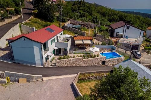 Villa LETI with pool - Accommodation - Bakarac