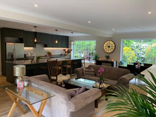 Stunning Surrey Hills Getaway - Sleeps 10