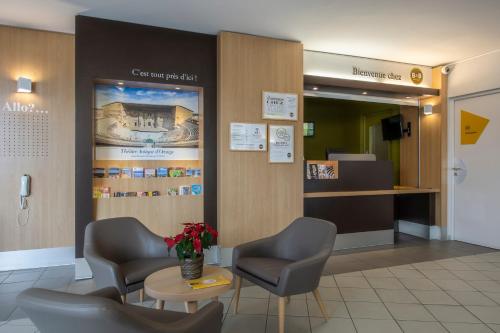 B&B Hôtel ORANGE - Échangeur A7 A9 - image 2