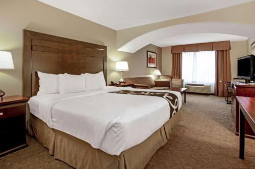 Deluxe Executive King Room with Two Queen Beds and Mobility/Hearing Impaired Access - Non-Smoking