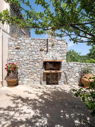 Traditional Stone Home 30 min. from famous Beaches