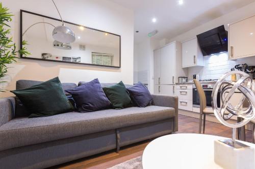Luxury Apartments Minues From High Street Station, , London