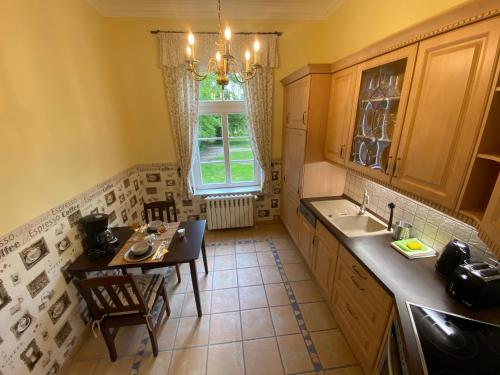 ห้องครัว, Exklusive Ferienwohnungen im Gutshaus Viezen in ไฮลิเกนดามม์