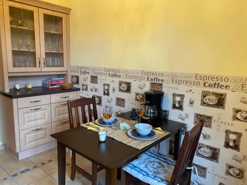 ห้องครัว, Exklusive Ferienwohnungen im Gutshaus Viezen in ไฮลิเกนดามม์