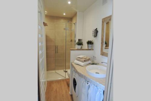 Salle de bain, emplacement privilégié pour ce bel appartement (emplacement privilegie pour ce bel appartement) in Agay