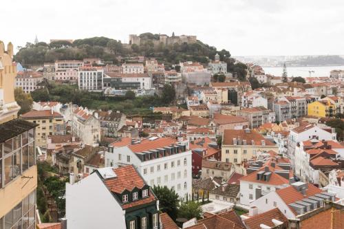 Panoramic Graça Duplex with Castle and River Views by NestAtLisbon, Lizbona
