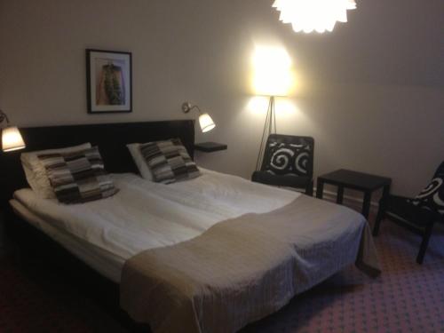 1 queen bed, 2 twin beds