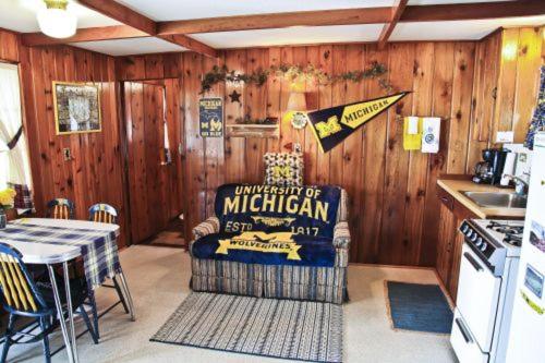 Cabin #2 - M Den cabin in Carp Lake, USA