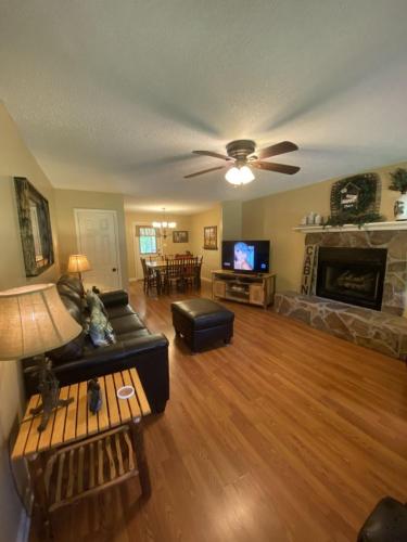 Mountain Creek Way Cabin - main image