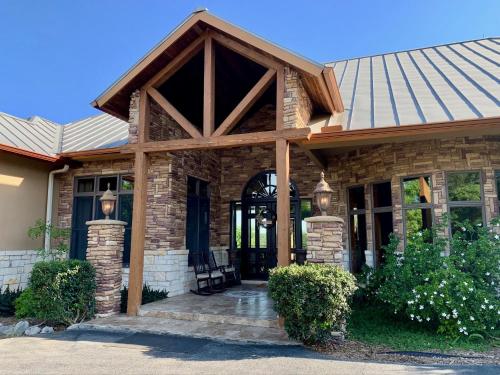 B&B New Braunfels - Scenic Hill Country Retreat - Rhino Ranch - Bed and Breakfast New Braunfels