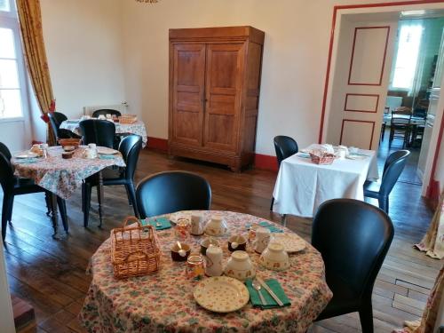 Restorāns, CHATEAU DE CHAVANNES in Šantenaj-Sent-Imberta