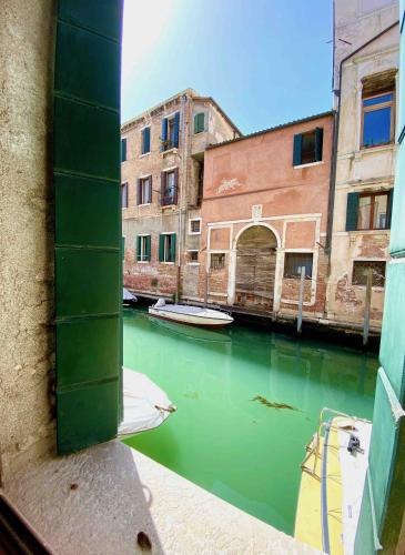  CANAL DREAM cosy apartment with canal view in Venedig