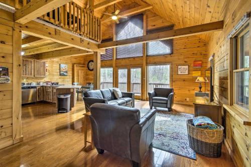 Comfortable Log Home about 4 Mi to Shenandoah River!